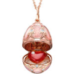 Wisiorek Heritage Pink Guilloché Enamel Heart Surprise Locket Egg 1151FP2131 02