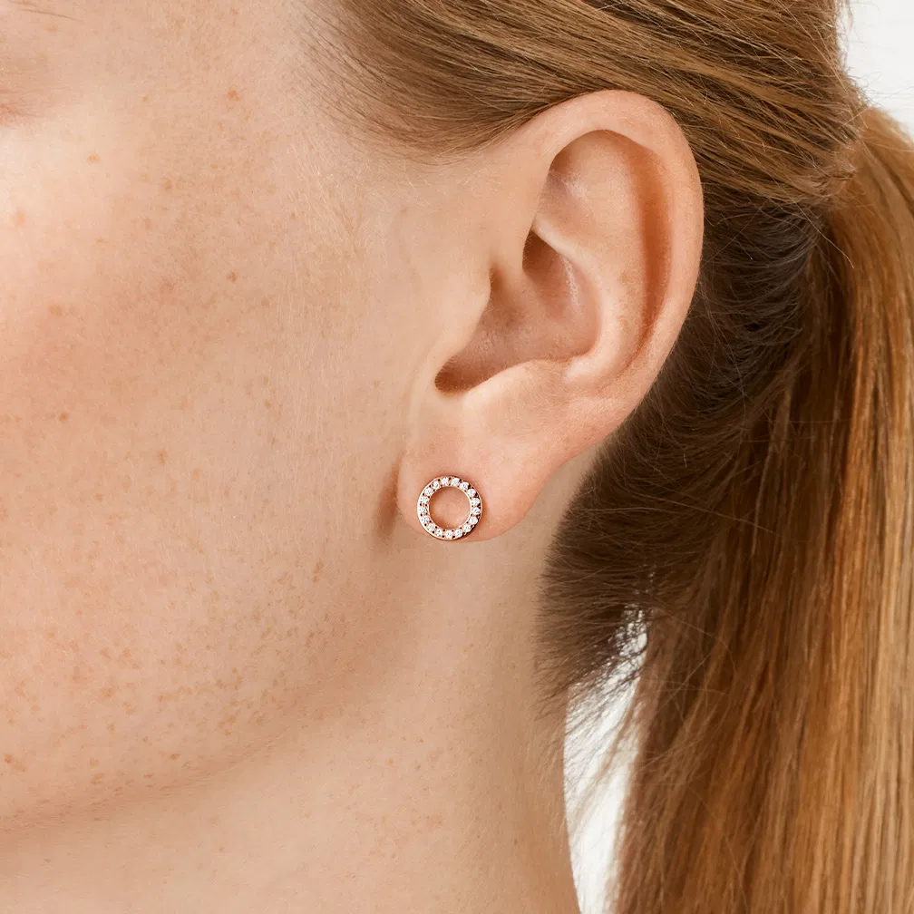 niessing-ohrschmuck-selection-satellite-orbit-stecker-n384922-classicred-modelbild1.jpg