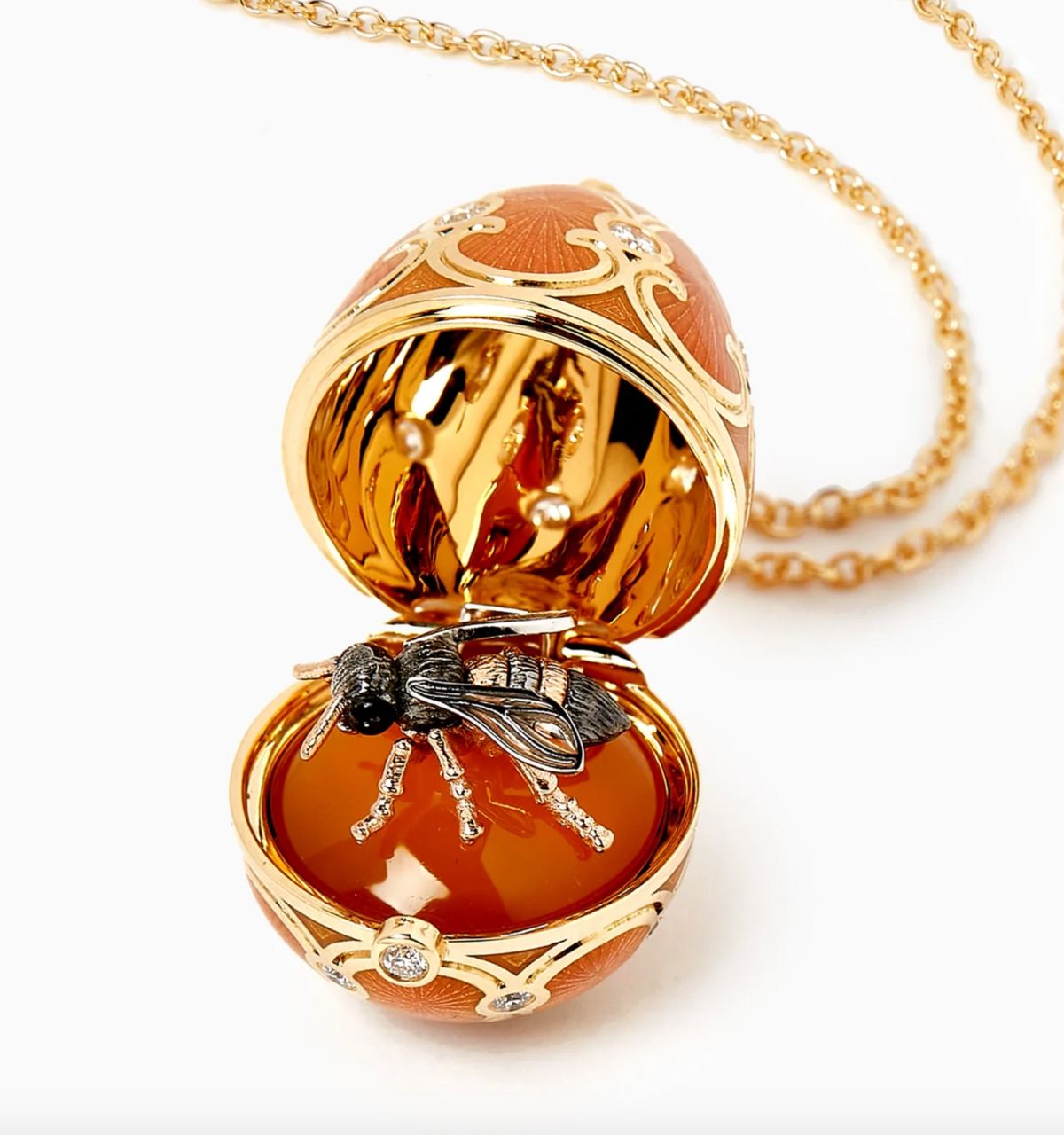 Naszyjnik-jajko-Fabergé-Heritage-Guilloché-Enamel-Bee-Surprise-Locket-3
