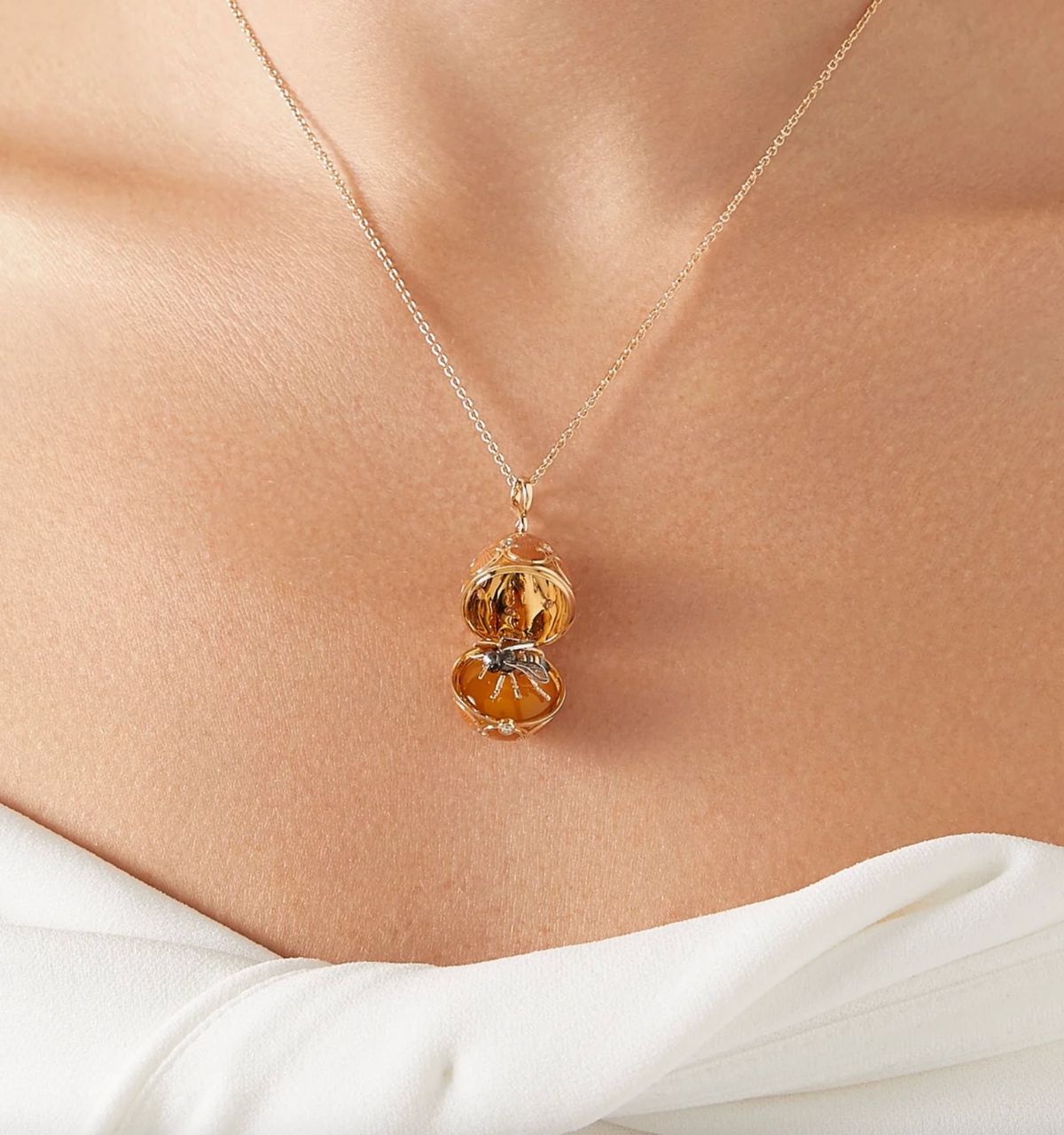 Naszyjnik-jajko-Fabergé-Heritage-Guilloché-Enamel-Bee-Surprise-Locket-4