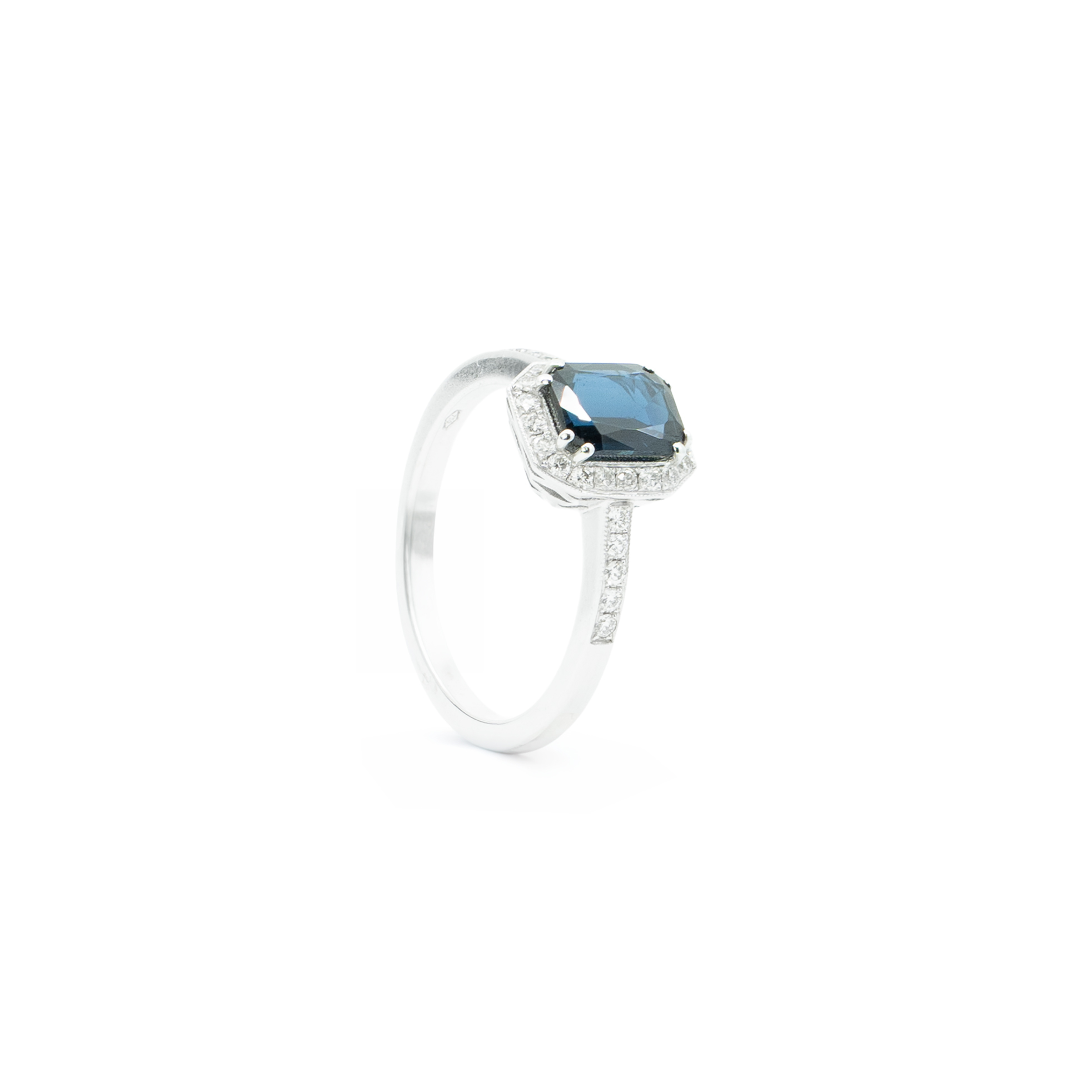 Pierścionek Rota e Rota z szafirem 1,61 ct i diamentami 0,25 ct – białe złoto