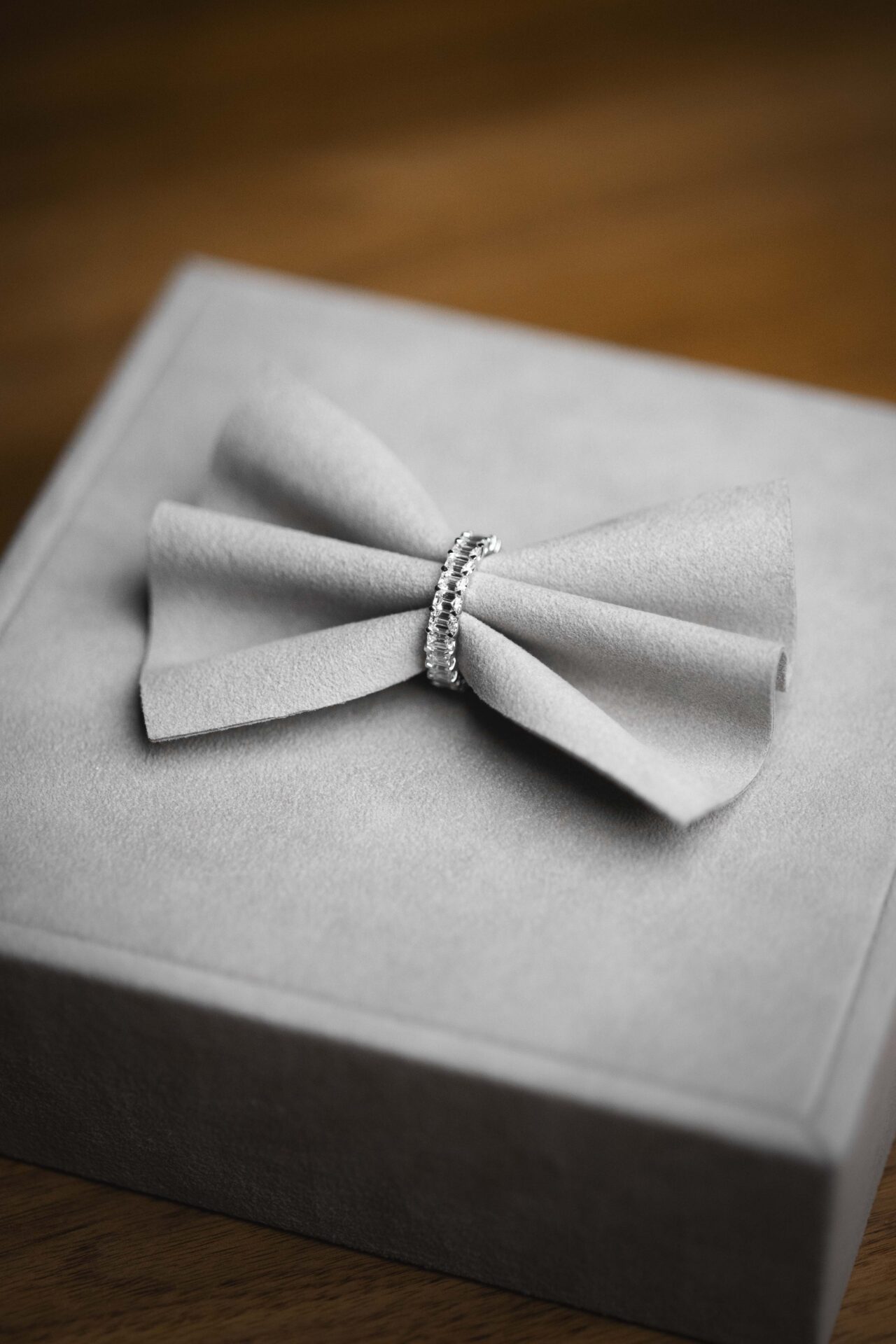 Pierścionek Atelier Pluciński z diamentami 4,49 ct – białe złoto - obrazek 5