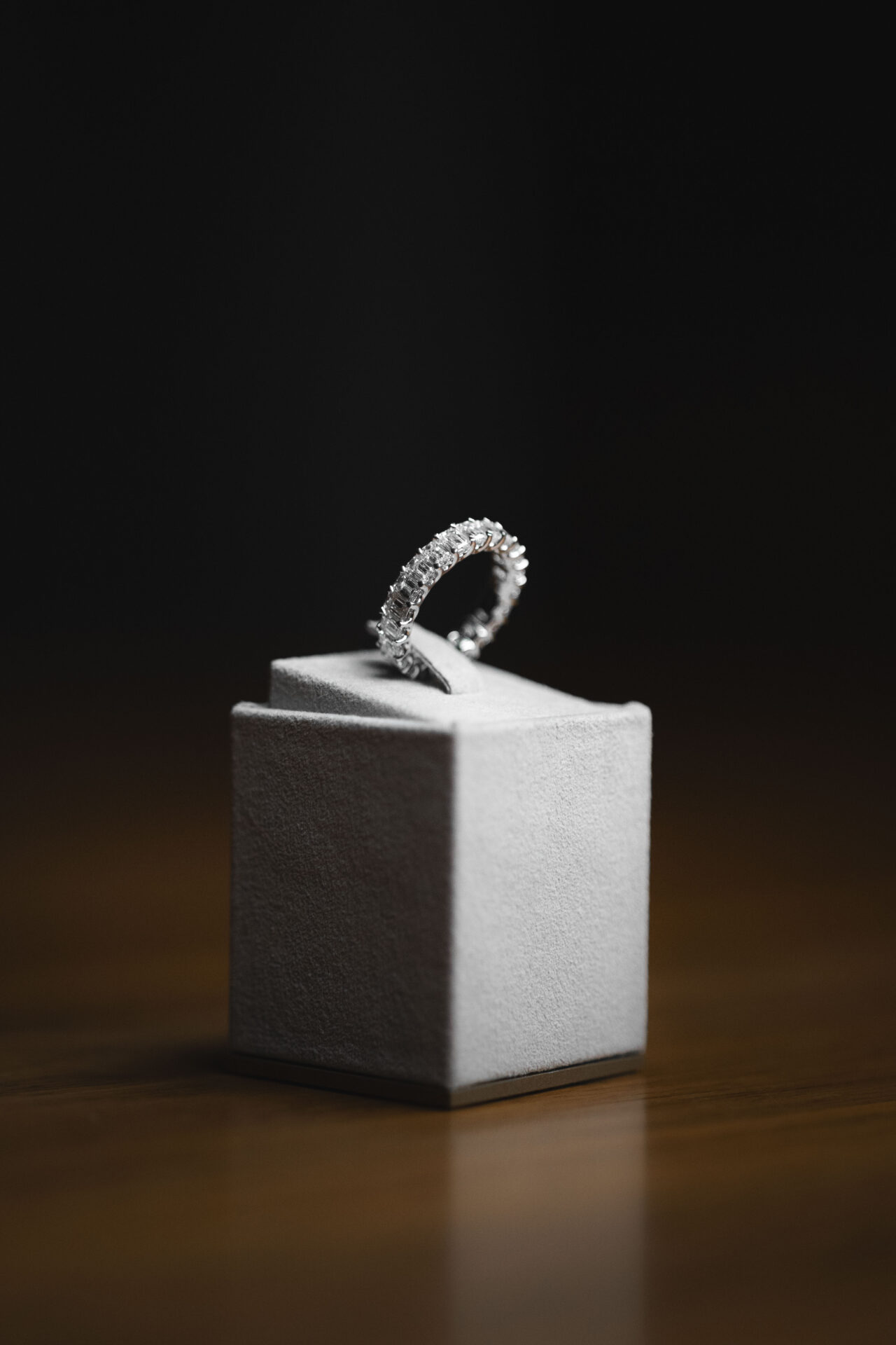 Pierścionek Atelier Pluciński z diamentami 4,49 ct – białe złoto - obrazek 4