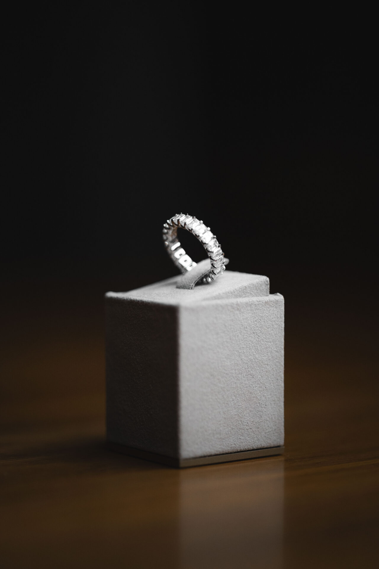 Pierścionek Atelier Pluciński z diamentami 4,49 ct – białe złoto - obrazek 3